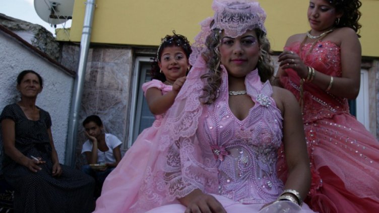 Ромски булки се търгуват в интернет