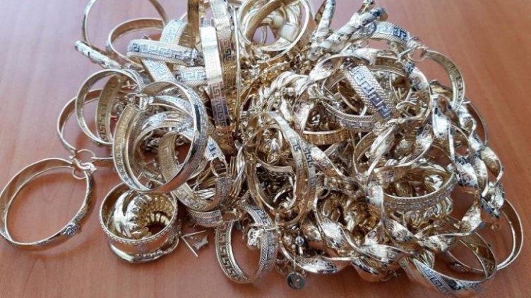 Митничари откриха златни бижута в опаковки от лекарства 