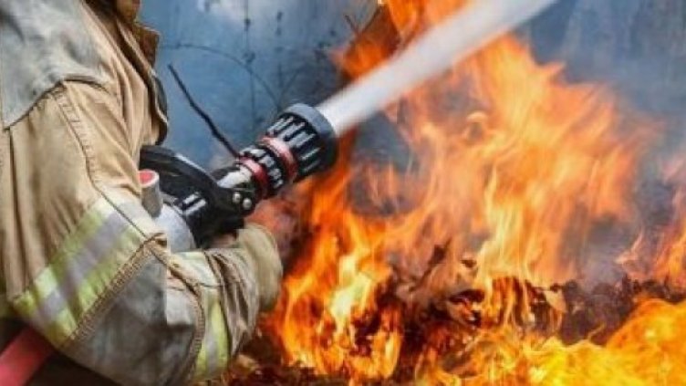 Кухня в апартамент и покрив от къща във Варна изгоряха в пожари
