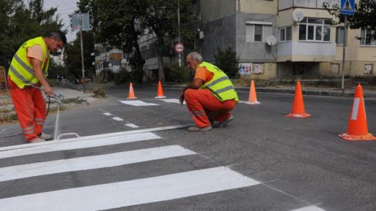 Освежават пешеходни пътеки във Варна