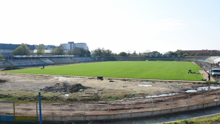 Почти е поставена тревната настилка на стадион „Спартак“ във Варна (СНИМКИ)