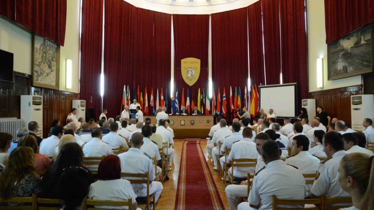 Кметът награди военнослужещи по повод празника на ВМС (СНИМКИ)