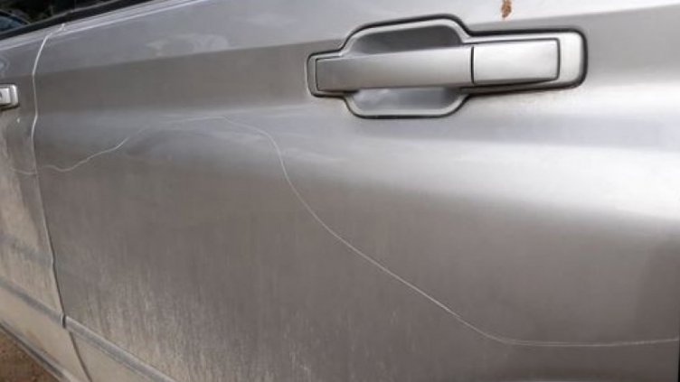 Баба побесня на паркираните коли пред блока й, грабна ключа и дра, дра...