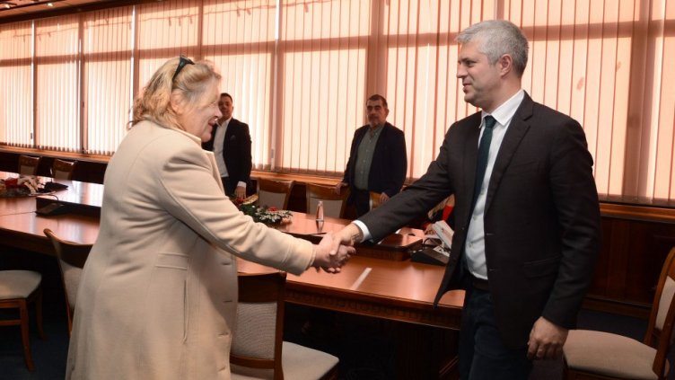 Семейство от Шумен търси помощ от кмета на Варна заради строителна измама