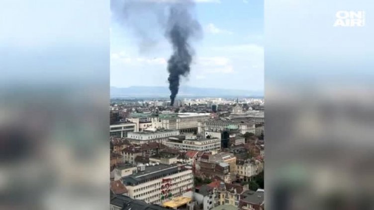 Гъст черен дим в центъра на София