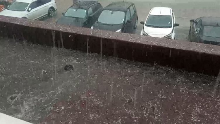 Предупреждават за много дъжд и градушки в десет области