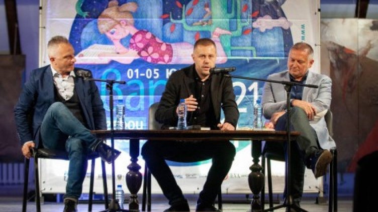 Залата на Градска художествена галерия се оказа тясна за гостите на "Варна Лит"