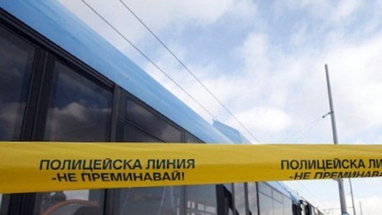 „Пробация“ за младеж, стрелял и счупил стъклото на движещ се тролей във Варна