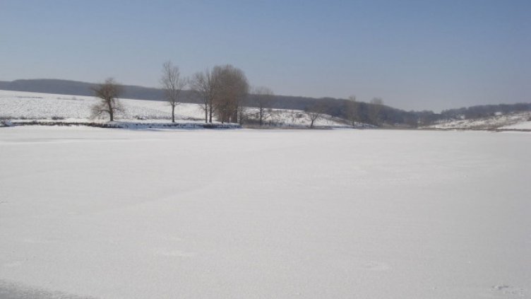 Търсят тялото на 15-годишно момче в замръзнал язовир