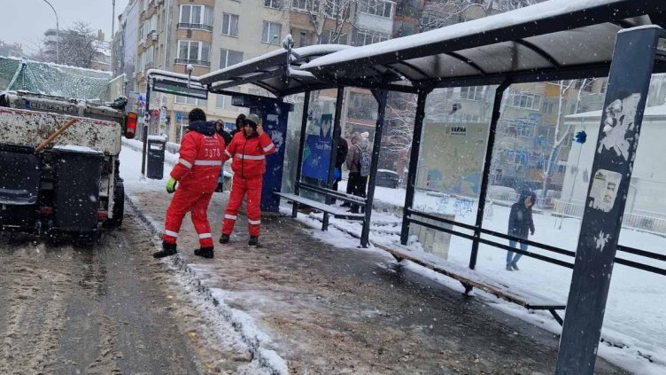 Зимата във Варна: Центърът е почистен, техниката недостига за крайните квартали