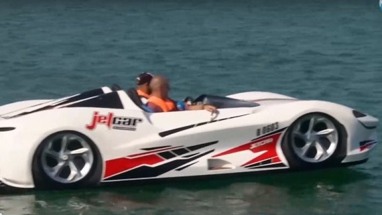 Луксозна спортна кола в морето – новият атракцион по Северното Черноморие (ВИДЕО)