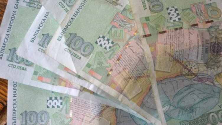 Над 400 души под ножа на НАП: Доходи нямат, харчат щедро!