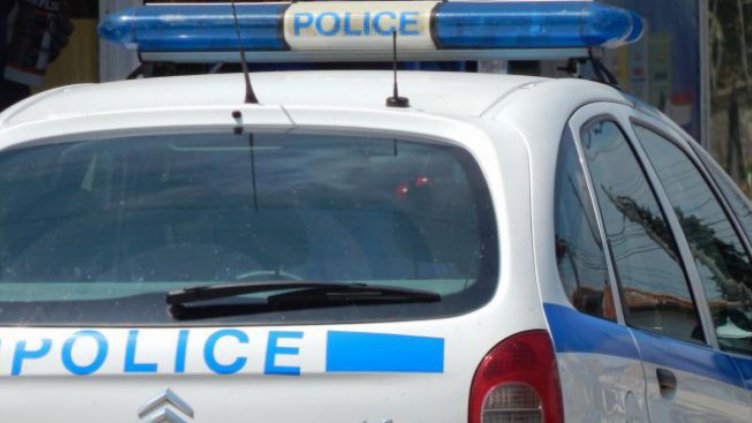 Тир влачи кола по пътя край Враца, после падна в дере