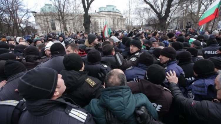 Равносметката от протеста в София: 8 ранени полицаи - единият от Варна