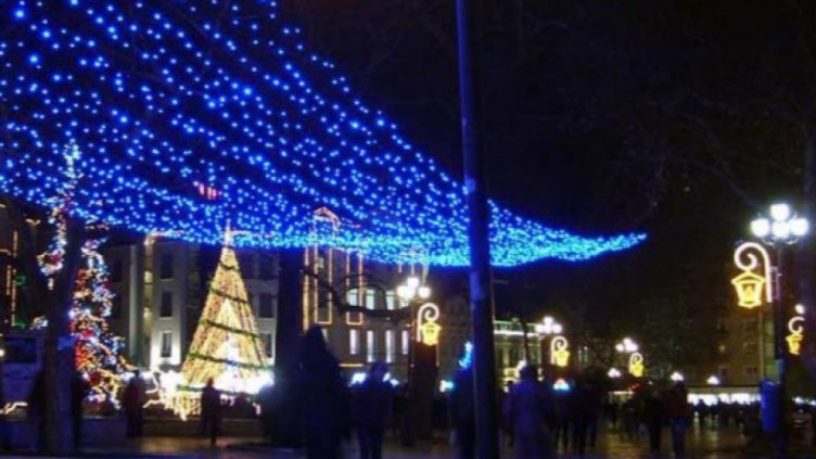 Започна демонтажът на коледната украса във Варна