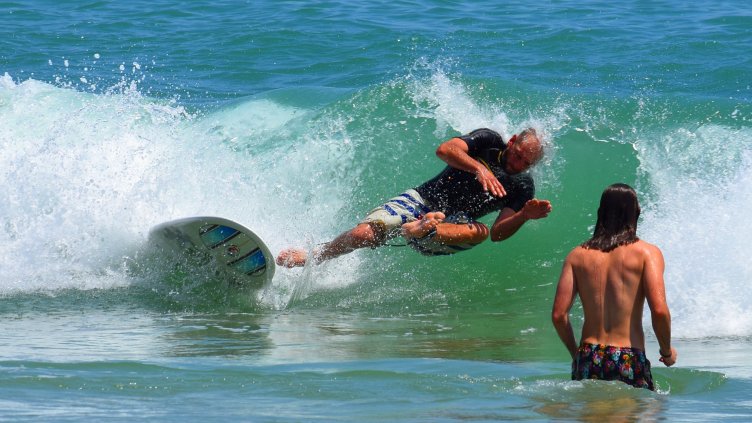 Варненци отмарят на плажа в хубавото време (СНИМКИ)