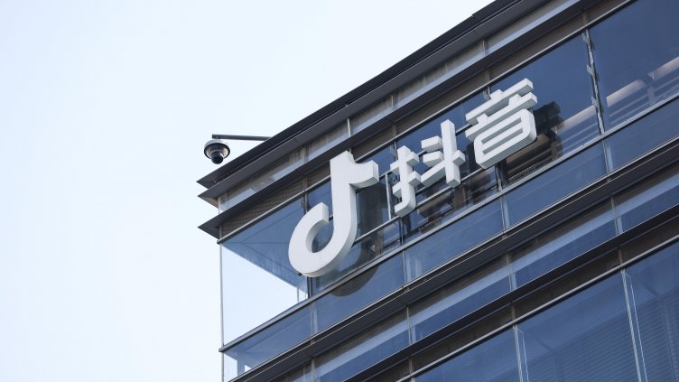 Ново безумие в TikTok, младежи се друсат с парацетамол