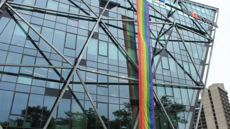 Подпалиха 21-метровия флаг върху сградата на Walltopia 