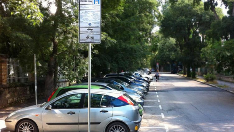 Временно спира таксуването в „синята зона“ във Варна