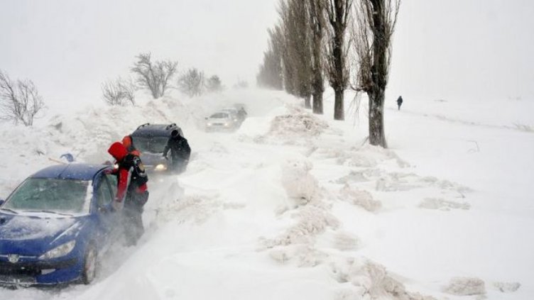 Републиканските пътища в Русенско остават затворени, на много места няма ток