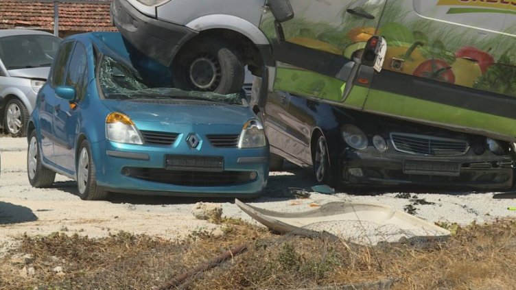 Микробус кацна върху коли в автосалон във Варна