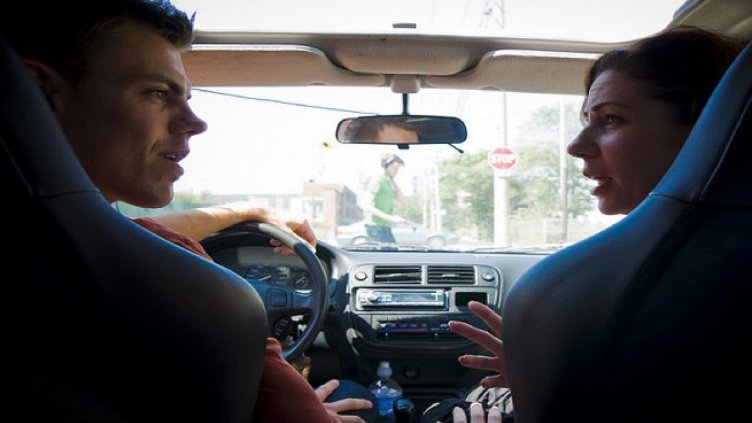 Шофирането с "половинката" прави водачите агресивни