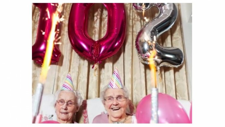 Дълголетието е късмет, категорични са най-възрастните близначки във Великобритания