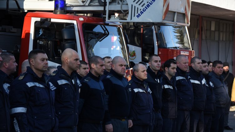 Наградиха пожарникарите, спасили хора от взривения блок във &quot;Владиславово&quot; (СНИМКИ)