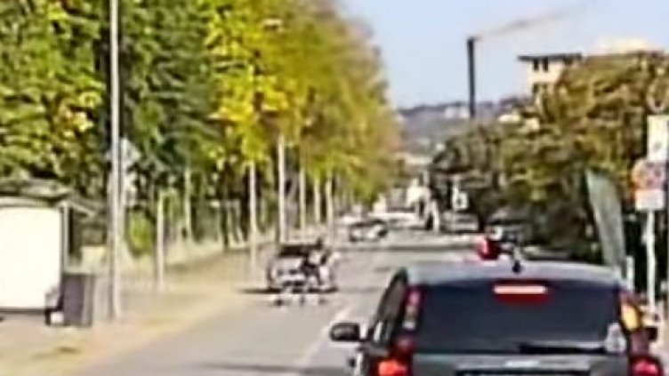 Пореден инцидент с тротинеткаджия във Варна! Трагедията се размина на косъм (ВИДЕО)