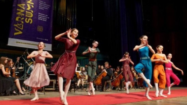 "Зимни приказки“ разказват талантите от музикалното училище във Варна днес