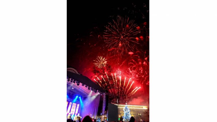 Хиляди варненци посрещнаха Нова година на площада (СНИМКИ+ВИДЕО)