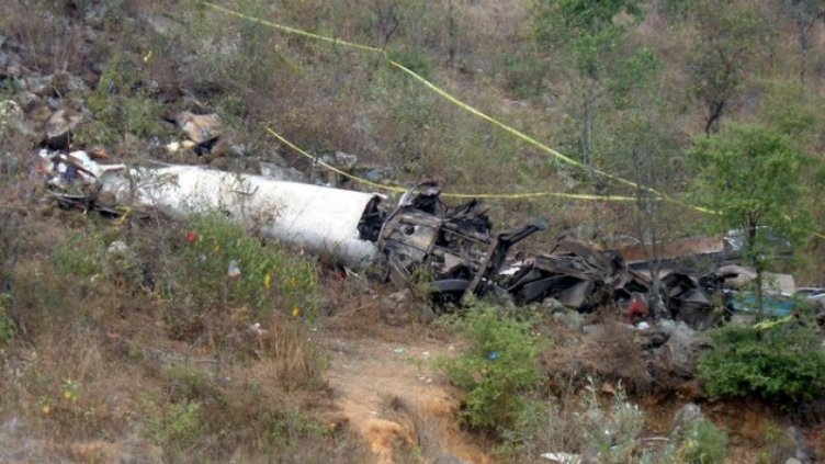 Автобус с туристи падна в пропаст