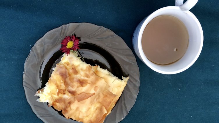 Рецепта на деня: Наложена баница с печени на сач кори