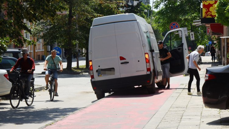 Микробус паркира на велоалея във Варна (СНИМКИ)