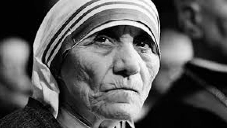 С литургия почетоха канонизацията на майка Тереза във Варна