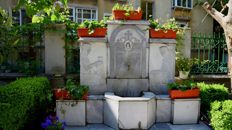 ЧЕШМАТА до храма.