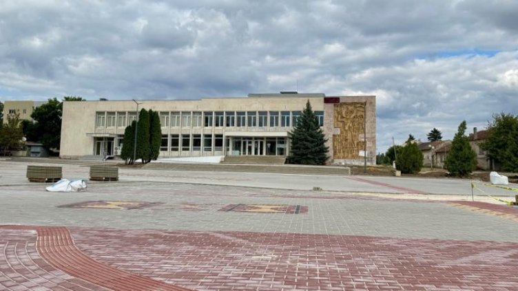 Културният дом, чийто ремонт стана възможен в следствие на повишените приходи на общината. Както и ремонтът на площада пред него, който се финансира от държавния бюджет