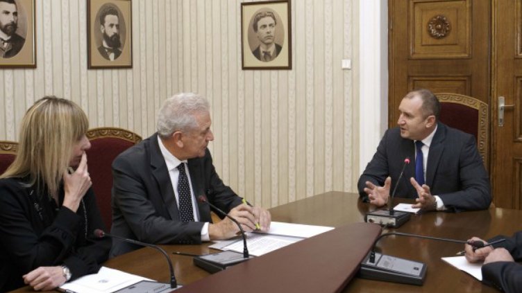 Радев и Аврамопулос обсъдиха миграционния проблем  