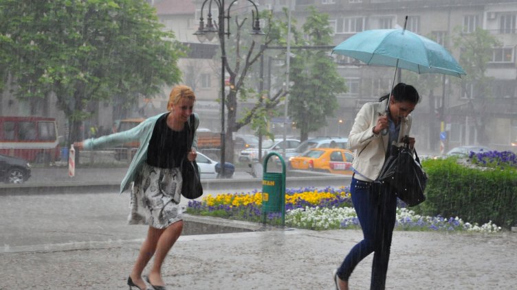 Времето на 8 май: Облачно, със слаби превалявания