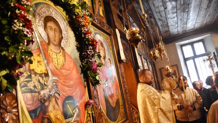 Стотици посетиха едноименния храм на Архангеловден във Варна (СНИМКИ)