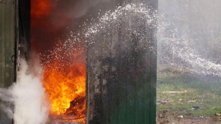 Пожар погуби жена, живееща във фургон 