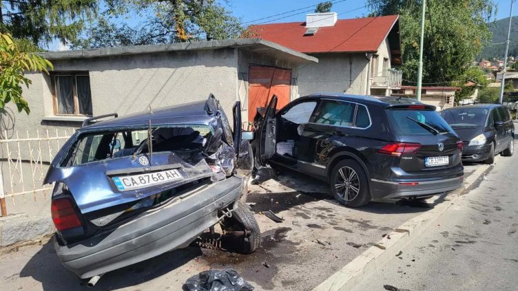 Пияна шофьорка помете паркирани коли