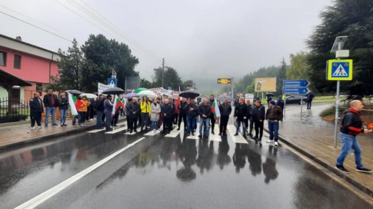 Протестиращи блокираха пътя за Велинград на изхода на с. Варвара