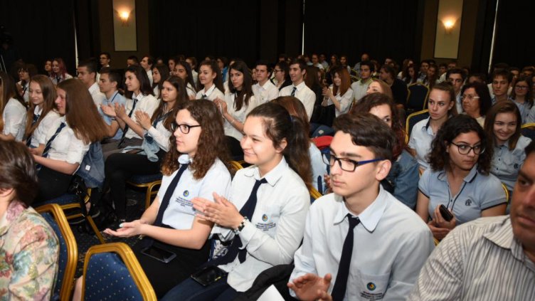 Наградиха 160 младежи, подаващи ръка на връстници срещу зависимостите