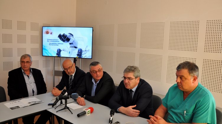 Нашата цел е всички клинични бази на МУ във Варна да отговарят на европейските изисквания и на условията за кариерно развитие на кадрите, каза ректорът проф. д-р Красимир Иванов(вторият отдясно).