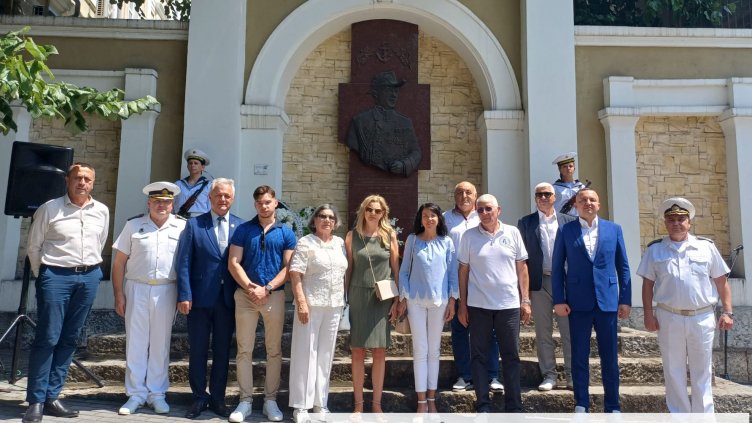 Варна почете 132 години от рождението на контраадмирал Вариклечков (СНИМКИ)