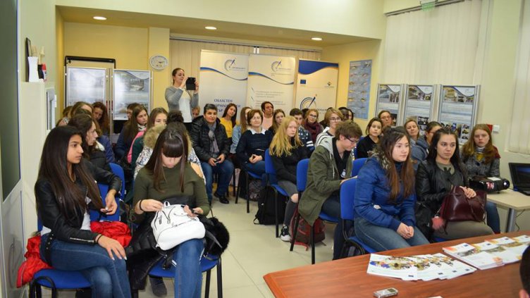 Чуждестранни ученици научиха във Варна, че могат да пътуват безплатно в Европа