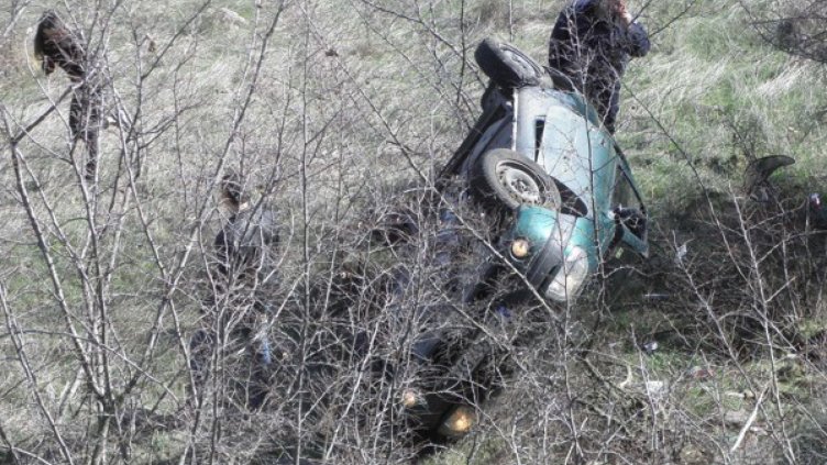 Кола падна в пропаст на заден ход, пострада 27-годишна