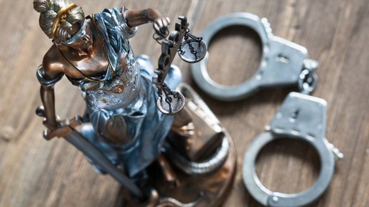 Баща и син остават в ареста