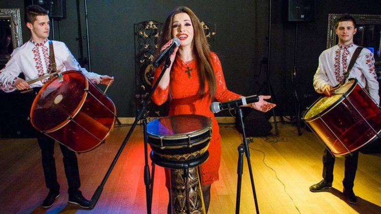 Елица Тодорова заедно с братята Мартин и Кристиян Пищолски, с които напоследък има съвместни участия и проекти.